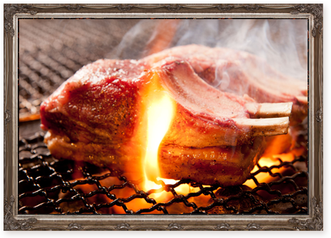 写真：炭火で焼き上げる羊肉